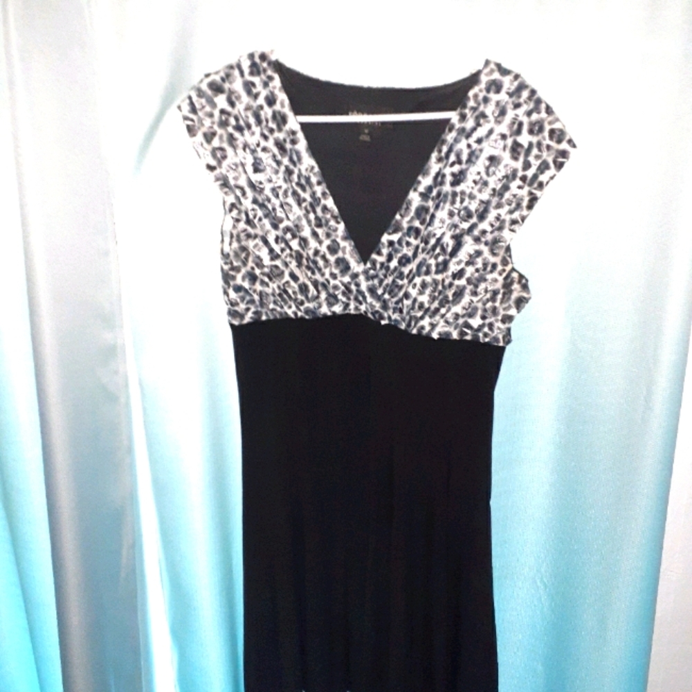 Sleeveless black and white v-neck summer dress